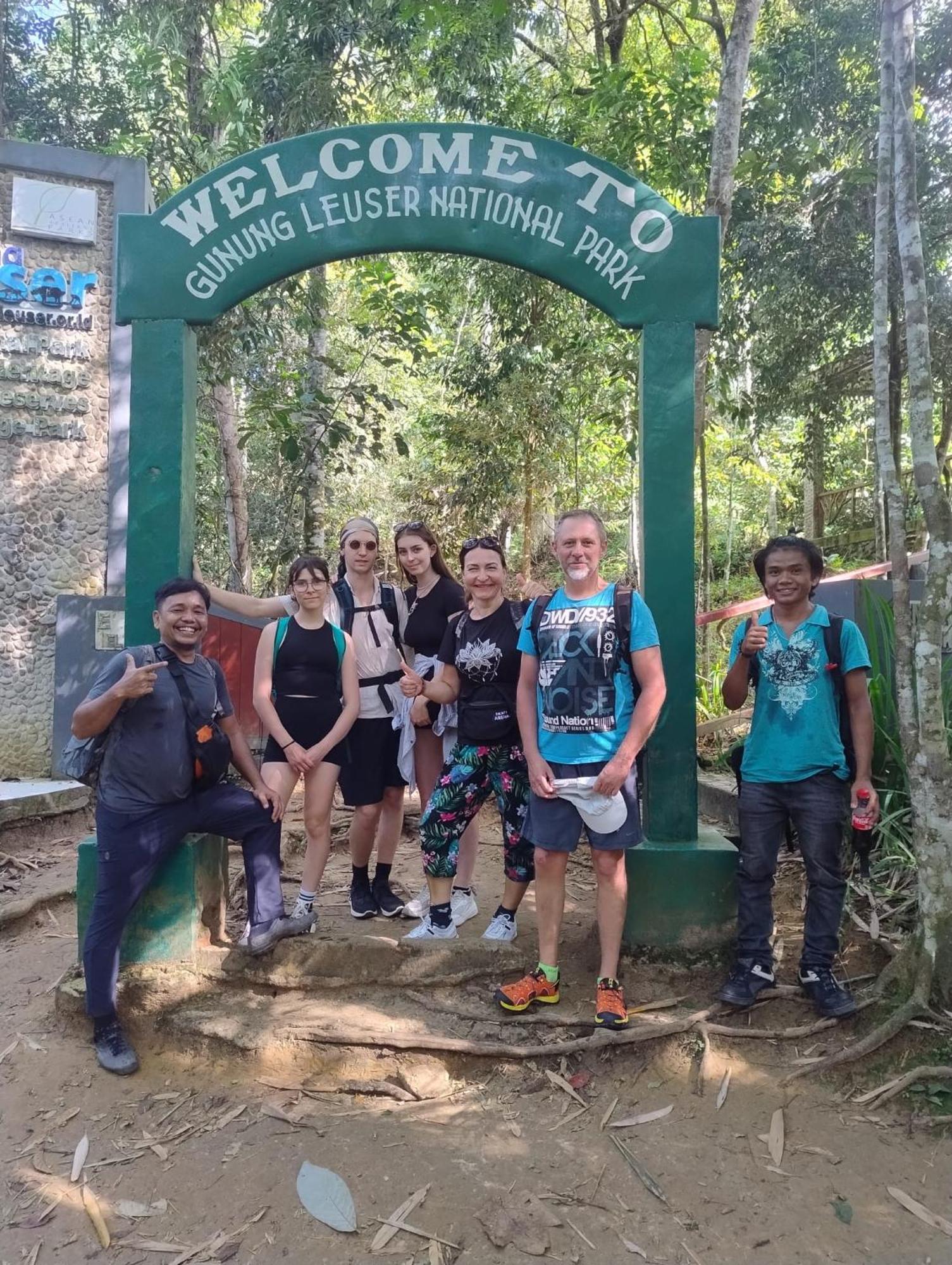Brown Bamboo Guest House & Trekking Букит-Лаванг Экстерьер фото